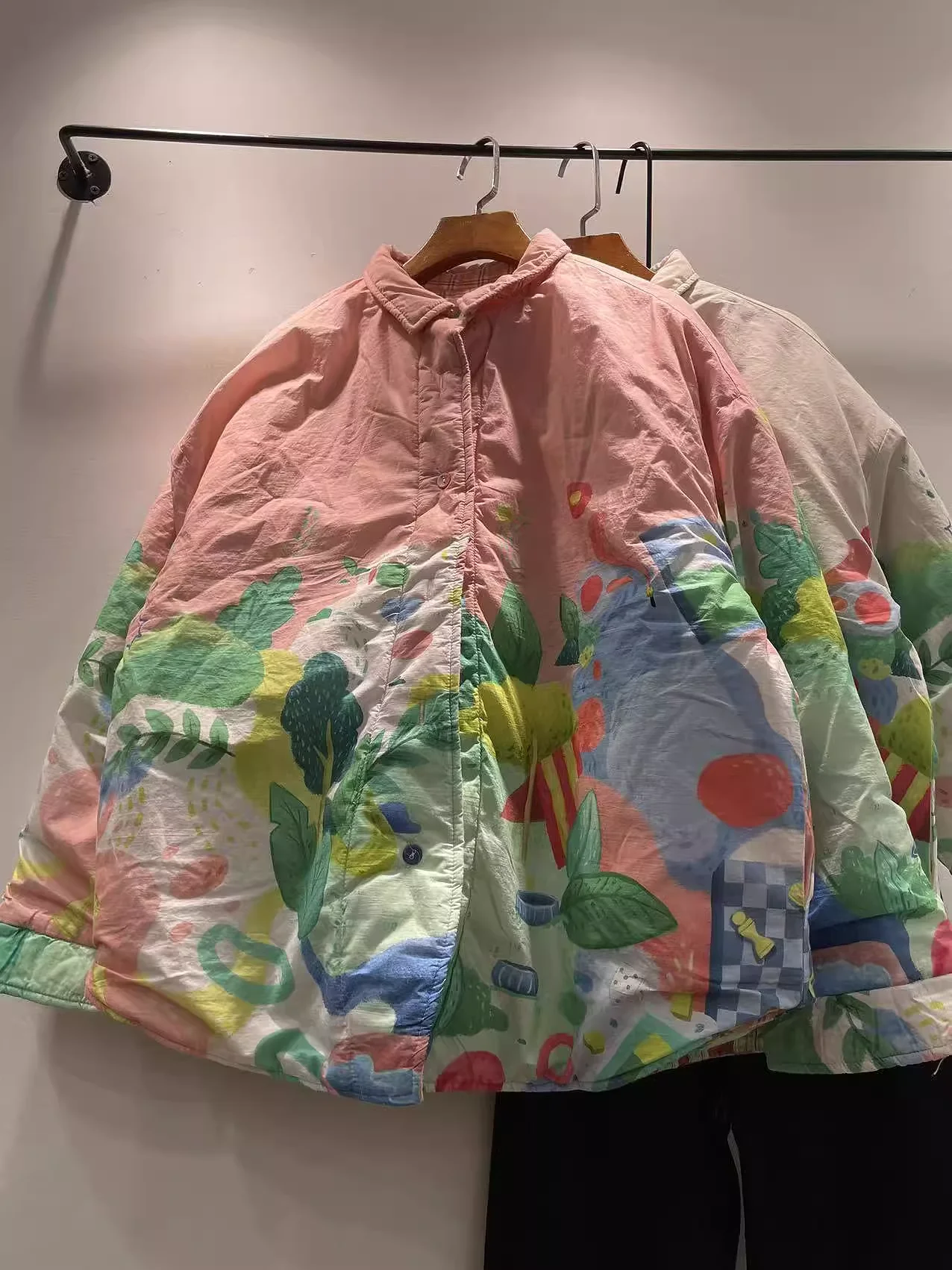 Бюст 120 см, топы большого размера, женские модные хлопковые стеганые куртки в стиле Харадзюку с принтом для женщин, толстое теплое пальто, верхняя одежда
Бюст 120 см, топы большого размера, женские модные хлопковые стеганые куртки в стиле Харадзюку с принтом для женщин, толстое теплое пальто, верхняя одежда