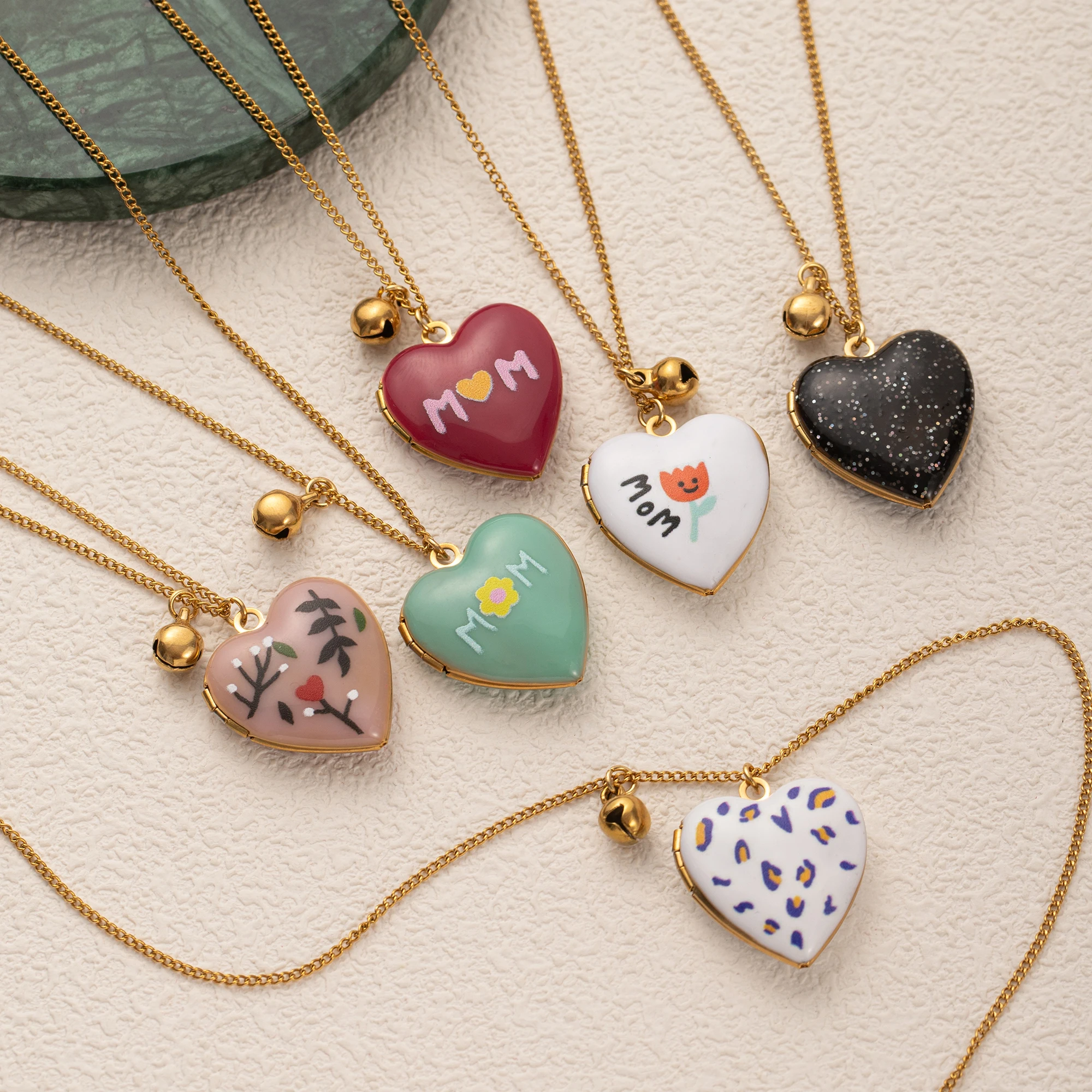 Bohemian style colorful love pendant necklace, women's necklace bracelet, fashionable gold-plated color preservation
Bohemian style colorful love pendant necklace, women's necklace bracelet, fashionable gold-plated color preservation