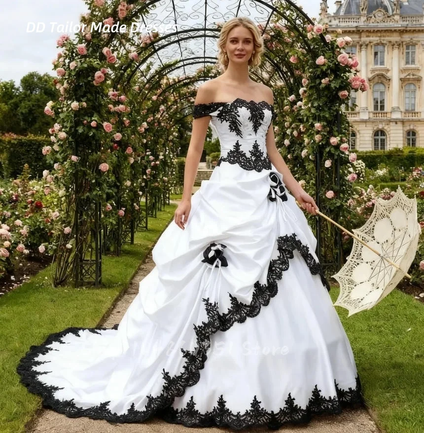 Vintage Victorian Ruched Wedding Dress Black And White Satin Gothic Bride Gown Lace Appliques Off-Shoulder Costume Customized
Vintage Victorian Ruched Wedding Dress Black And White Satin Gothic Bride Gown Lace Appliques Off-Shoulder Costume Customized