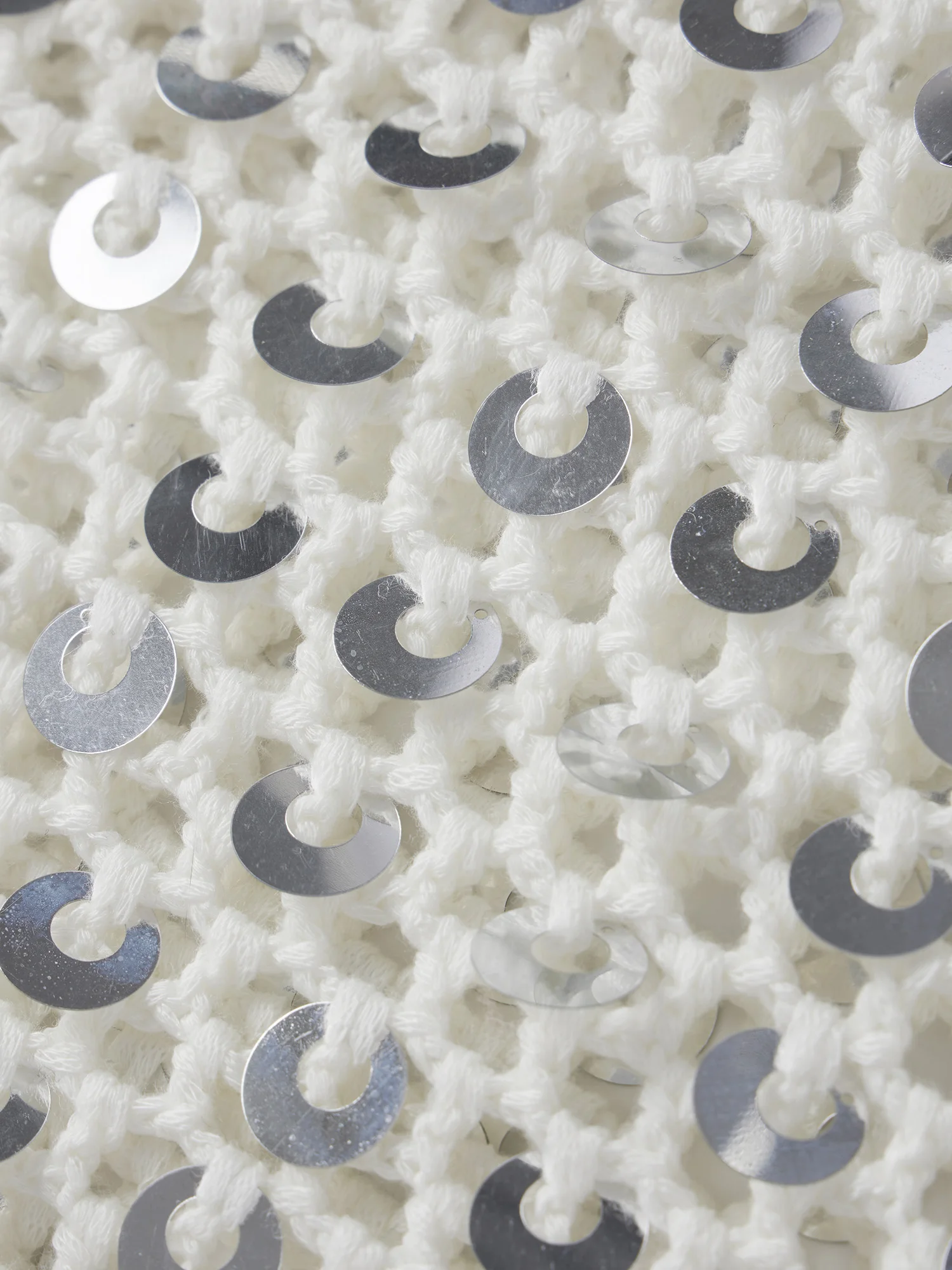 Элегантный топ без рукавов с кружевной отделкой, V-образным вырезом, пайетками и открытой спиной для летних мероприятий и вечеринок.
Элегантный топ без рукавов с кружевной отделкой, V-образным вырезом, пайетками и открытой спиной для летних мероприятий и вечеринок.