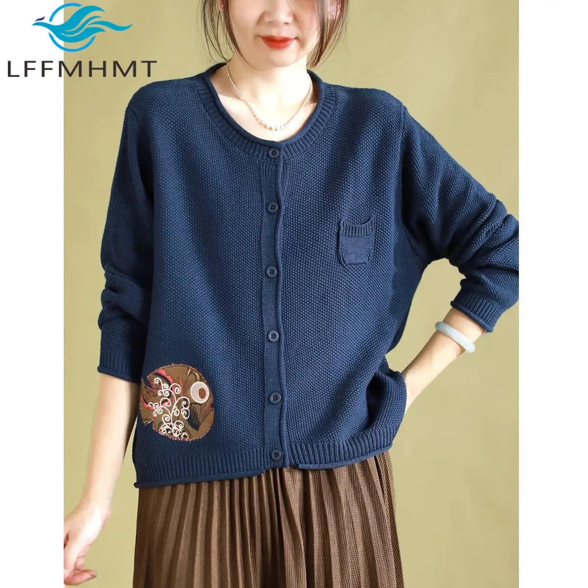 Осенний модный женский свободный свитер из хлопковой пряжи в стиле ретро с вышивкой и круглым вырезом, вязаный кардиган, модные художественные облегающие пальто
Осенний модный женский свободный свитер из хлопковой пряжи в стиле ретро с вышивкой и круглым вырезом, вязаный кардиган, модные художественные облегающие пальто