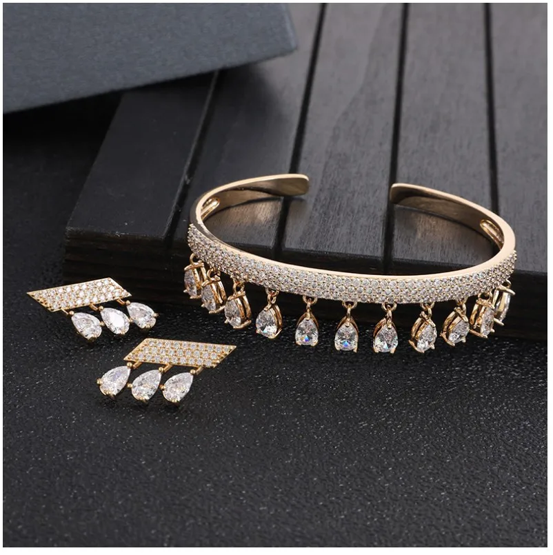 Нежный комплект серег-браслетов в Аравии, комплект ювелирных изделий для женщин, свадебный модный кубический циркон с кристаллами CZ Aretes De Mujer Modernos
Нежный комплект серег-браслетов в Аравии, комплект ювелирных изделий для женщин, свадебный модный кубический циркон с кристаллами CZ Aretes De Mujer Modernos