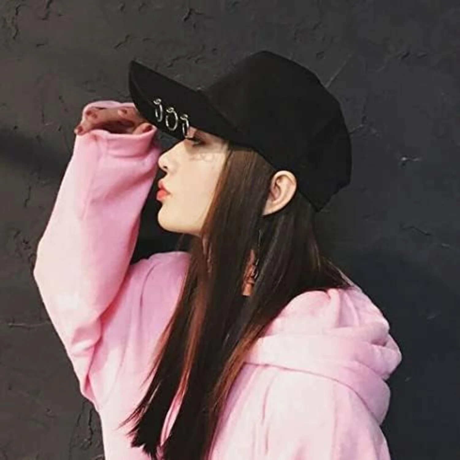 Уникальная и модная черная бейсболка Kpop Snapback с современным и шикарным дизайном, со стильным и модным декоративным железным рингом.
Уникальная и модная черная бейсболка Kpop Snapback с современным и шикарным дизайном, со стильным и модным декоративным железным рингом.
