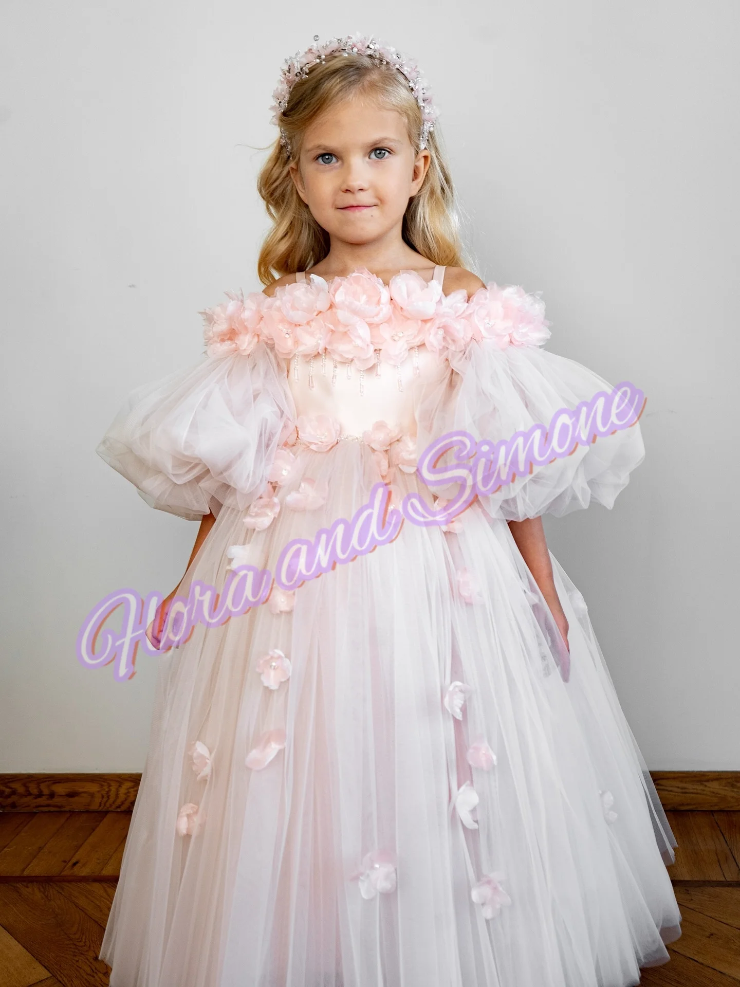 Элегантное платье с розовым цветком на заказ для девочек, тюлевое пышное изысканное кружевное платье с аппликацией и бантом, платья для дня рождения маленькой принцессы
Элегантное платье с розовым цветком на заказ для девочек, тюлевое пышное изысканное кружевное платье с аппликацией и бантом, платья для дня рождения маленькой принцессы