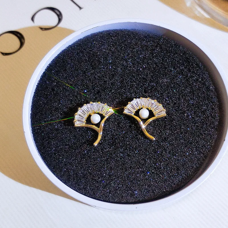 Luxurious Shimmering Stud Earrings For Wonen Ginkgo Leaf Fan-Shaped Small Pearl Full Of diamond 18K Gold Halloween Jewelry
Luxurious Shimmering Stud Earrings For Wonen Ginkgo Leaf Fan-Shaped Small Pearl Full Of diamond 18K Gold Halloween Jewelry