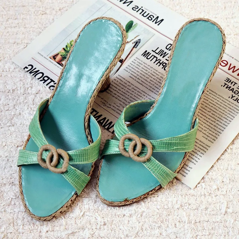 Модные дизайнерские шлепанцы с перекрестными ремешками, женские сандалии на танкетке с декоративной пряжкой, летние сексуальные открытые пляжные сандалии-слайды
Модные дизайнерские шлепанцы с перекрестными ремешками, женские сандалии на танкетке с декоративной пряжкой, летние сексуальные открытые пляжные сандалии-слайды