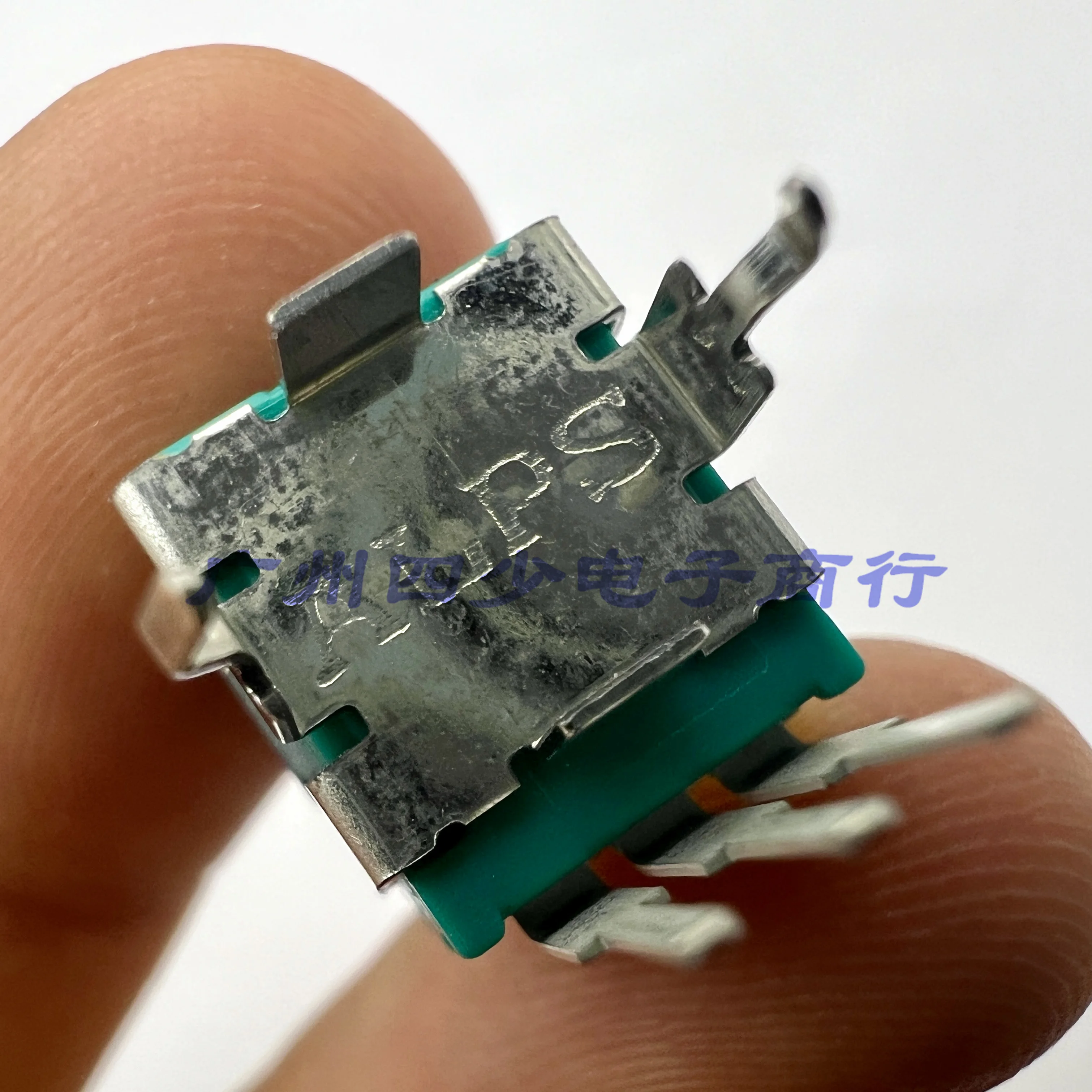 2 шт. оригинального прецизионного потенциометра ALPS Japan RK09L11400 B10K с ручкой средней точки, длина 15 мм
2 шт. оригинального прецизионного потенциометра ALPS Japan RK09L11400 B10K с ручкой средней точки, длина 15 мм