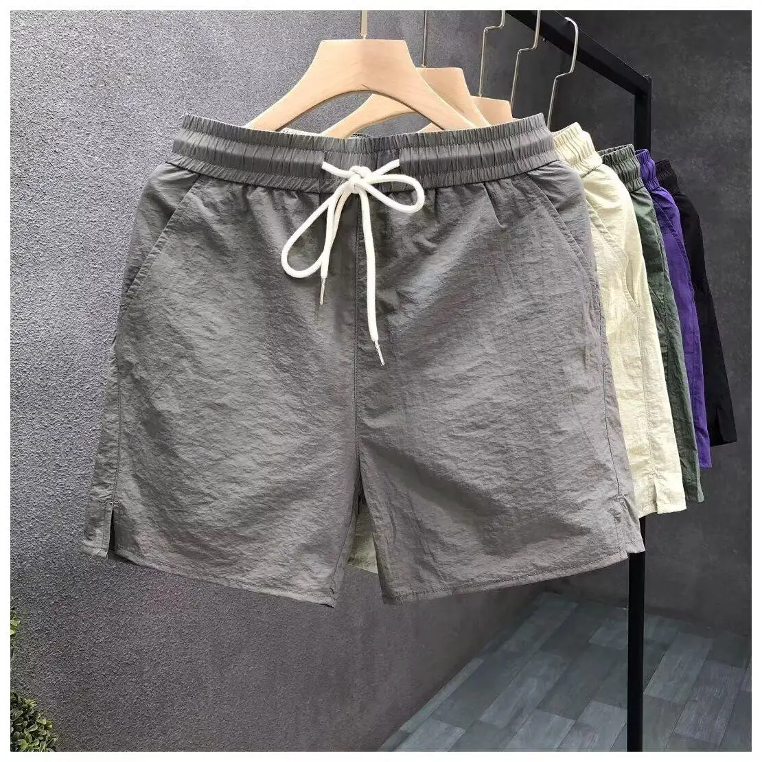 Новые летние мужские спортивные брюки в американском стиле: повседневные, свободные, тонкие, для активного отдыха, из полиэстера, молодежные, длиной до колена
Новые летние мужские спортивные брюки в американском стиле: повседневные, свободные, тонкие, для активного отдыха, из полиэстера, молодежные, длиной до колена