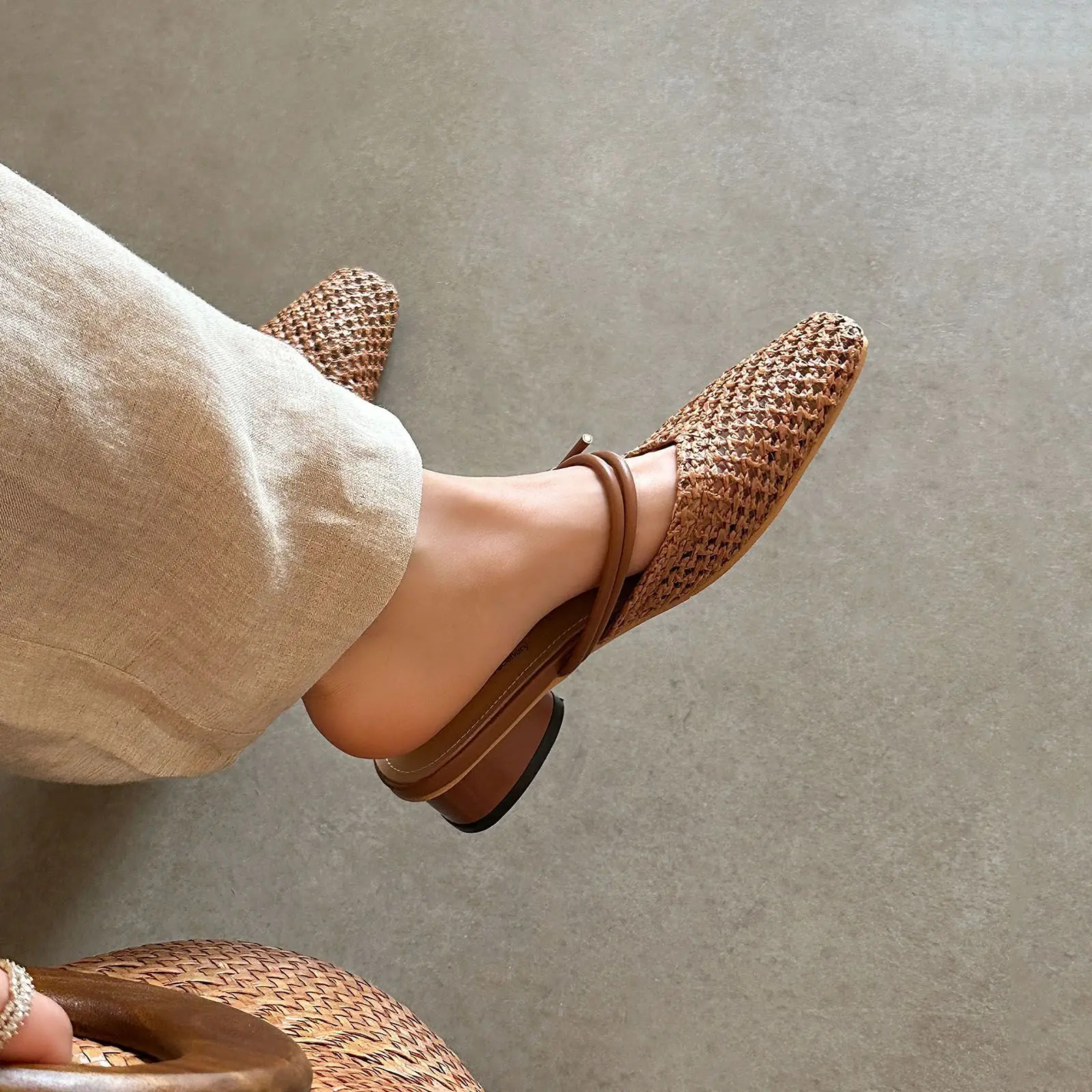 Arden Furtado 2025 Summer Mesh Hollow Mixed Colors Closed toe Slippers Square toe One-word band Middle heel Modern Mules
Arden Furtado 2025 Summer Mesh Hollow Mixed Colors Closed toe Slippers Square toe One-word band Middle heel Modern Mules