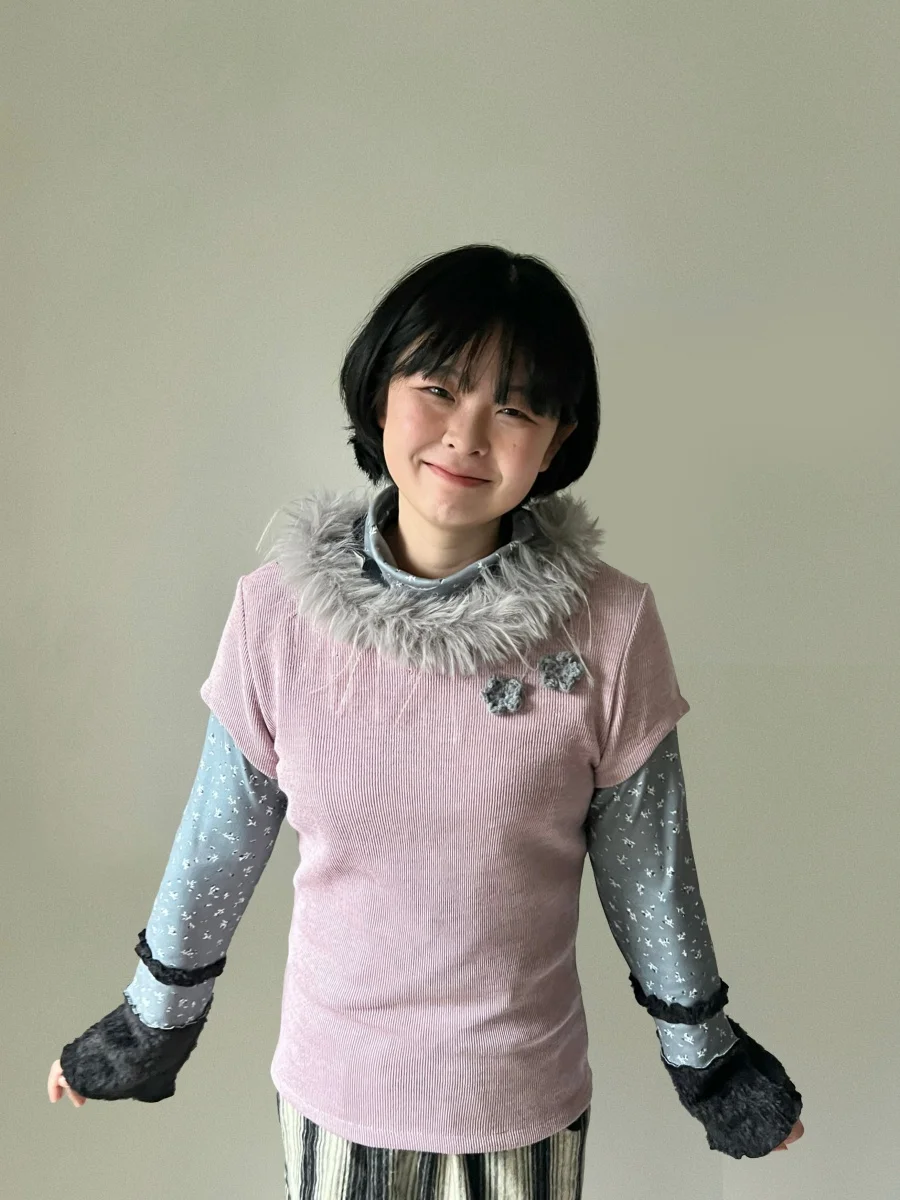 Оригинальный свитер Ioninn фиолетово-розового цвета с меховым воротником, винтажный стиль Y2K, мягкий полиэстер, свободный крой, для повседневной носки.
Оригинальный свитер Ioninn фиолетово-розового цвета с меховым воротником, винтажный стиль Y2K, мягкий полиэстер, свободный крой, для повседневной носки.