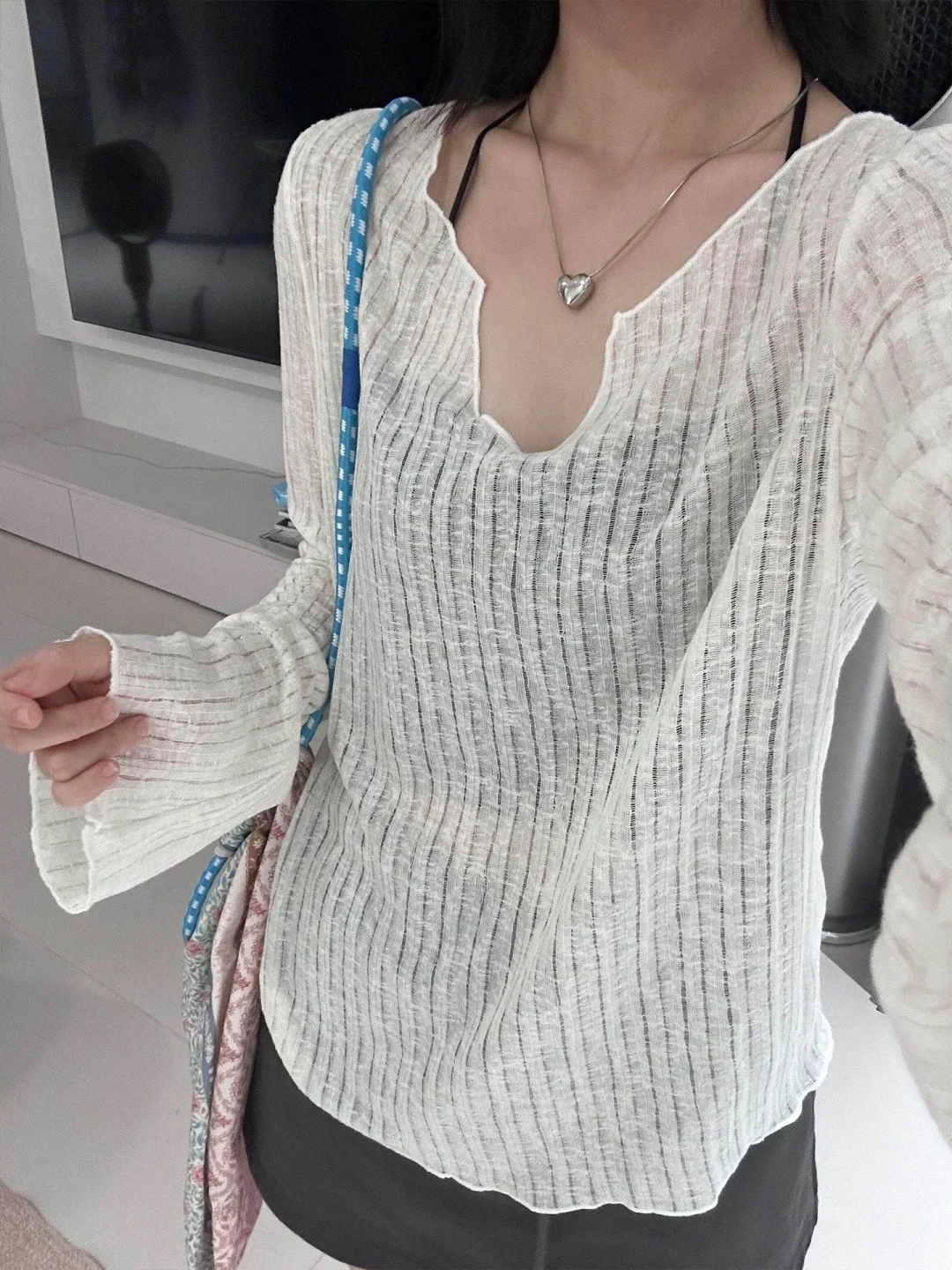 Fashionable Summer New Style Women's V-neck Ice Silk Thin Outerwear Cover up Shirt Korean Version Straight Cut Long Sleeve
Fashionable Summer New Style Women's V-neck Ice Silk Thin Outerwear Cover up Shirt Korean Version Straight Cut Long Sleeve