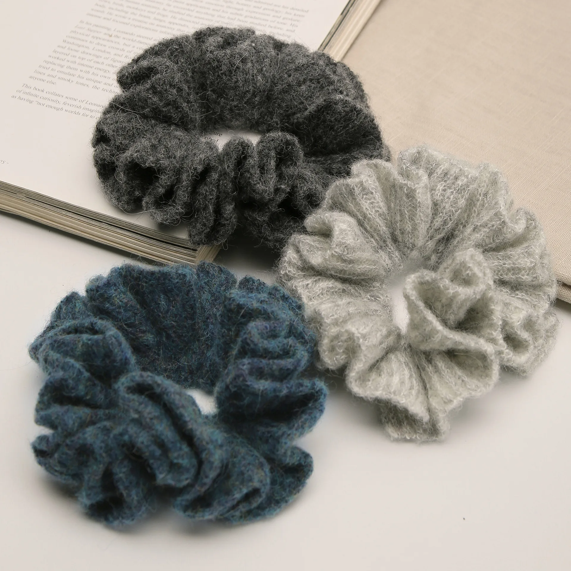 Нечеткия пушистая шерстяная резинка для волос, резинки для волос, вязаный головной убор из альпаки с цветком
Нечеткия пушистая шерстяная резинка для волос, резинки для волос, вязаный головной убор из альпаки с цветком