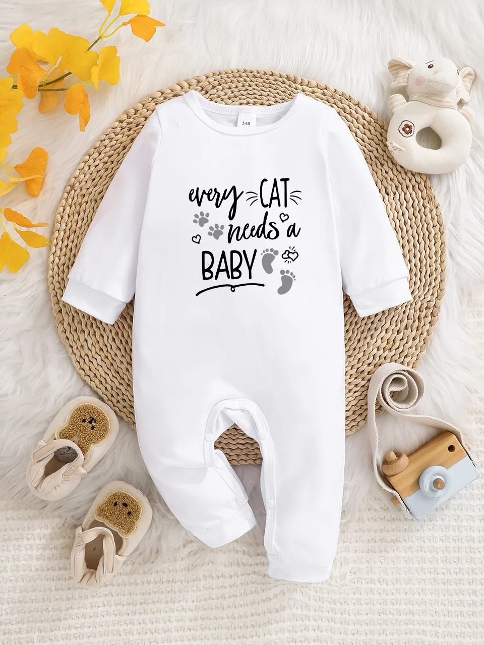 A baby long-sleeved onesie with interesting letter prints. It features a buttoned design for easy putting on and taking off, and
A baby long-sleeved onesie with interesting letter prints. It features a buttoned design for easy putting on and taking off, and