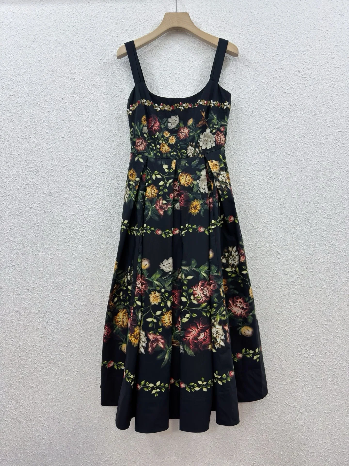 New Arrival Women Black Base Floral Print Camisole Dress Pearl Beaded Neckline High Waist Pleated Flared Midi Dress Formal Sweet
New Arrival Women Black Base Floral Print Camisole Dress Pearl Beaded Neckline High Waist Pleated Flared Midi Dress Formal Sweet