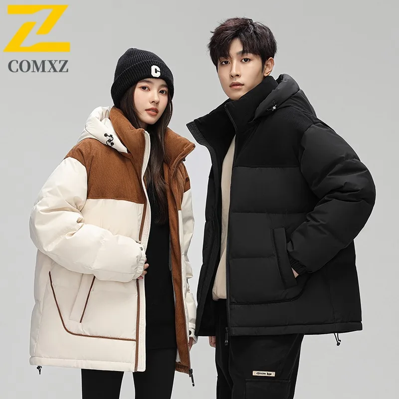 COMXZ Мужская хлопковая стеганая куртка нового дизайна с капюшоном, толстая дорожная стеганая куртка, уличная водонепроницаемая теплая стеганая куртка в корейском стиле
COMXZ Мужская хлопковая стеганая куртка нового дизайна с капюшоном, толстая дорожная стеганая куртка, уличная водонепроницаемая теплая стеганая куртка в корейском стиле