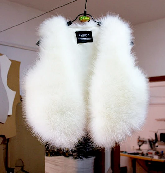 Новая коллекция Осень-Зима 2025: Модный женский укороченный жилет из кроличьего меха с V-образным вырезом, без рукавов, приталенный, для стройности
Новая коллекция Осень-Зима 2025: Модный женский укороченный жилет из кроличьего меха с V-образным вырезом, без рукавов, приталенный, для стройности