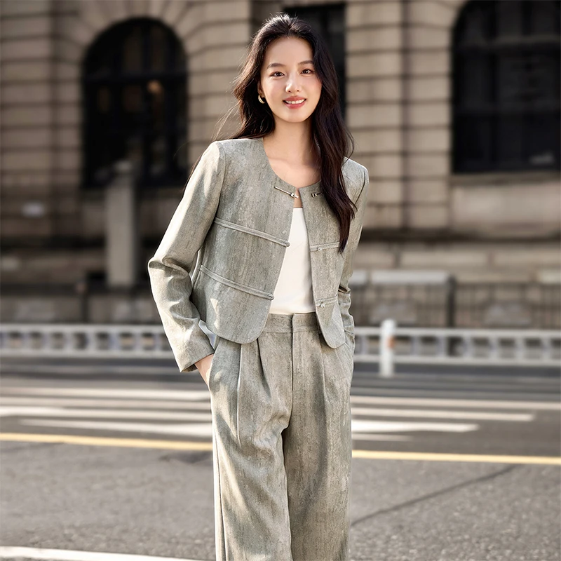 SENTUBILA 2 Piece Set for Women Autumn 2026 O-Neck Chinese Style Disc Buckle Coat & Loose Straight Casual Trousers Q53ZA3434
SENTUBILA 2 Piece Set for Women Autumn 2026 O-Neck Chinese Style Disc Buckle Coat & Loose Straight Casual Trousers Q53ZA3434