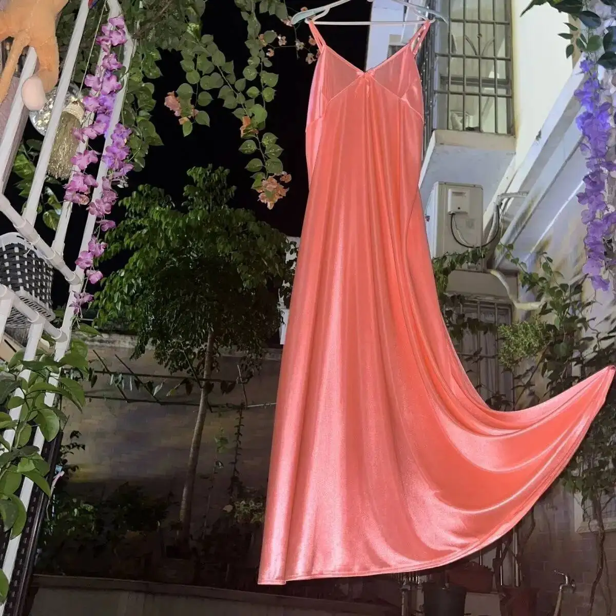 1.3m Glossy Sleeveless Satin Long Dress Sexy Women Loose Night Dress Plus Size Sleeping Robe 
1.3m Glossy Sleeveless Satin Long Dress Sexy Women Loose Night Dress Plus Size Sleeping Robe