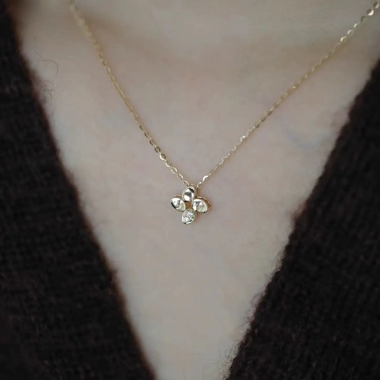 Jkeli S925 Sterling Silver 14K Gold Plated Lucky Four-Leaf Clover Pendant Necklace Japanese Style Elegant Minimalist Design
Jkeli S925 Sterling Silver 14K Gold Plated Lucky Four-Leaf Clover Pendant Necklace Japanese Style Elegant Minimalist Design