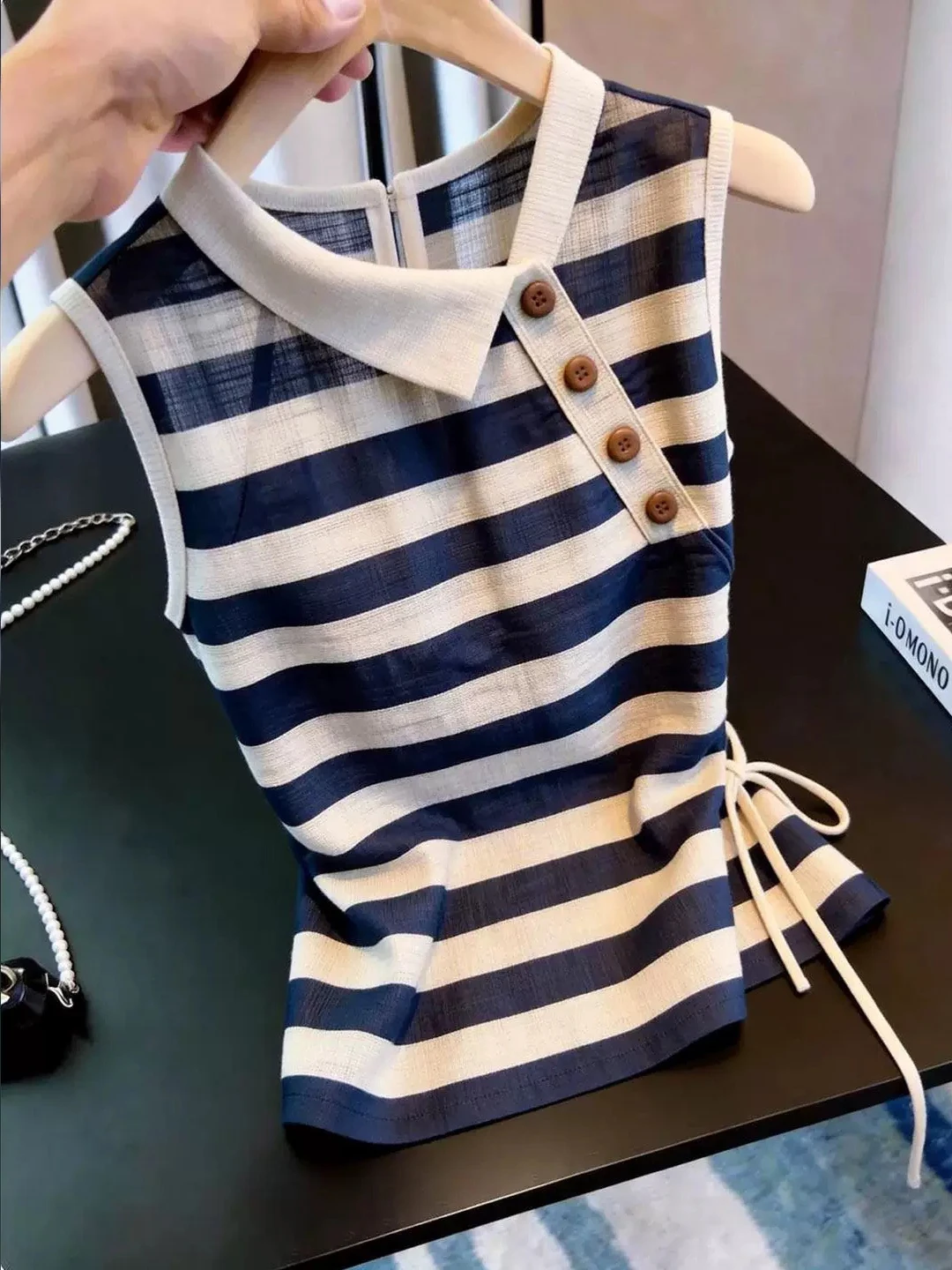 Slimming Striped Neck Sleeveless Top Commuter Style Korean Version Summer Fashionable Women's Shirt Straight Cut Silk
Slimming Striped Neck Sleeveless Top Commuter Style Korean Version Summer Fashionable Women's Shirt Straight Cut Silk