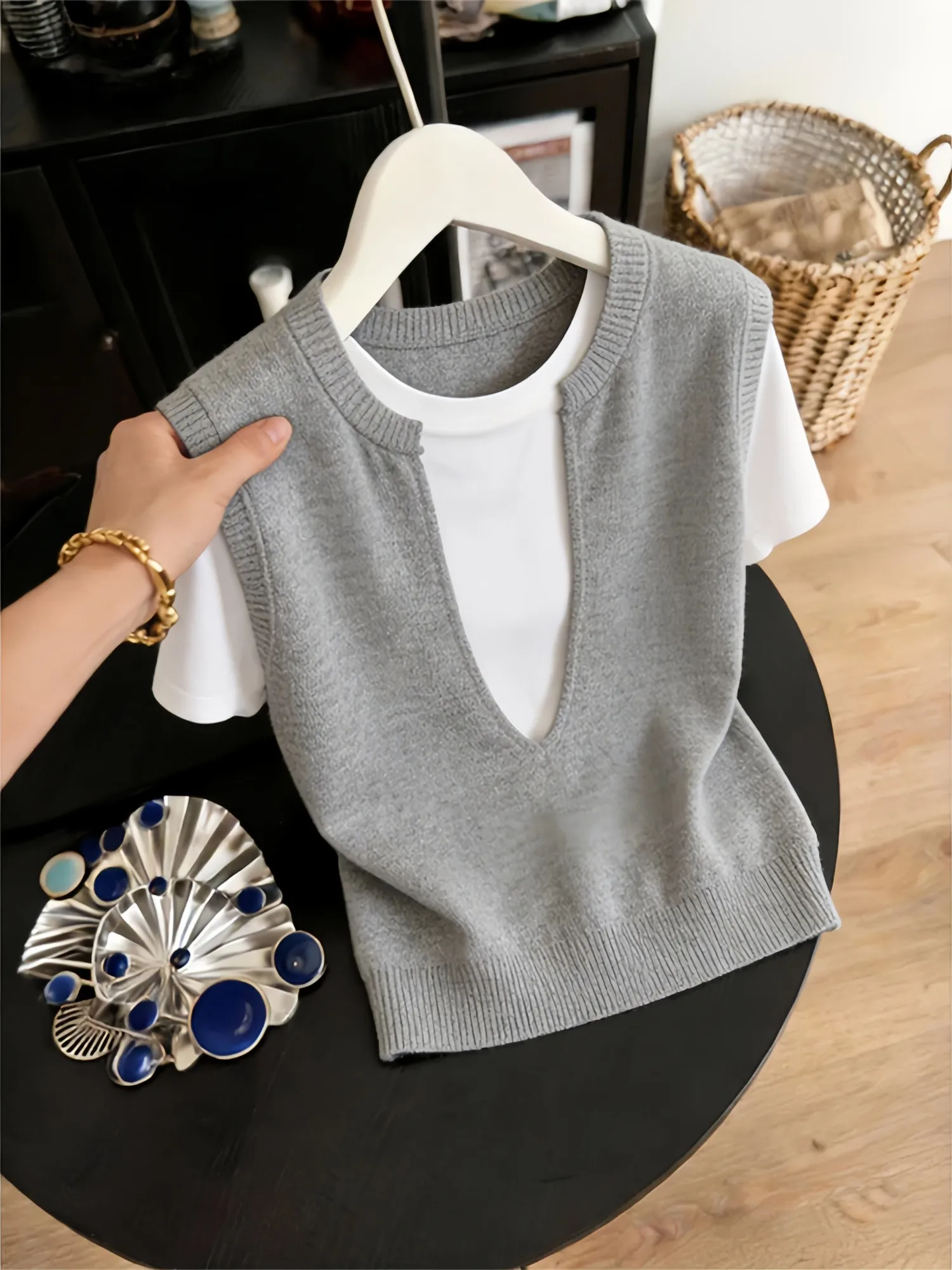 Unique Knitted Grey Short Sleeve T-Shirt Women's Loose Casual Style Fashionable Top Quality Material Comfortable to Wear
Unique Knitted Grey Short Sleeve T-Shirt Women's Loose Casual Style Fashionable Top Quality Material Comfortable to Wear