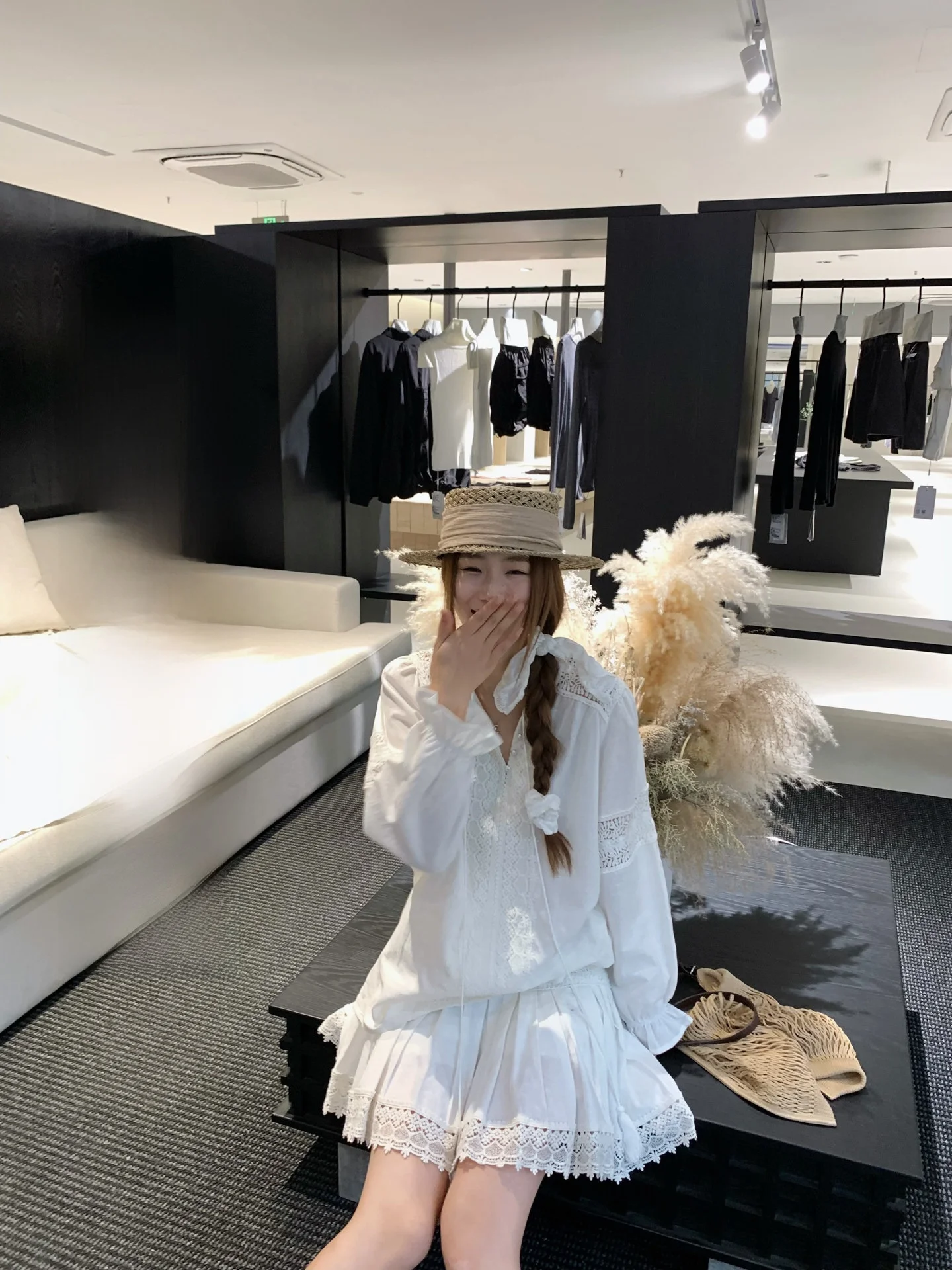 Комплект из льняной смесовой ткани с кружевной отделкой: повседневный топ на пуговицах с объемной вышивкой и короткая юбка.
Комплект из льняной смесовой ткани с кружевной отделкой: повседневный топ на пуговицах с объемной вышивкой и короткая юбка.