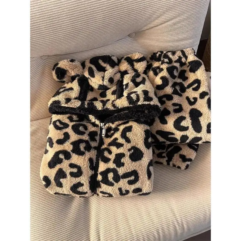 Милые женские пижамы с леопардовым принтом и капюшоном из кораллового флиса, зимняя новая модель, утепленный домашний костюм на флисовой подкладке, сохраняющий тепло
Милые женские пижамы с леопардовым принтом и капюшоном из кораллового флиса, зимняя новая модель, утепленный домашний костюм на флисовой подкладке, сохраняющий тепло