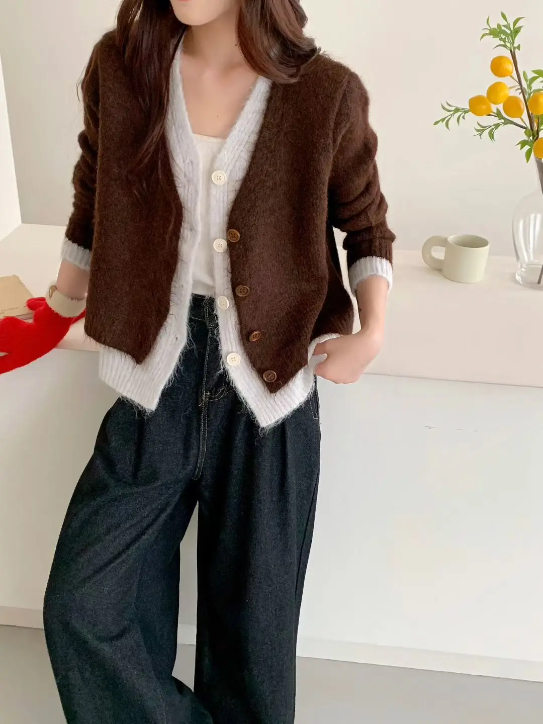 Ложный вязаный кардиган из двух предметов для женщин, свитер с v-образным вырезом контрастного цвета, куртка, корейская мода, новое вязаное пальто
Ложный вязаный кардиган из двух предметов для женщин, свитер с v-образным вырезом контрастного цвета, куртка, корейская мода, новое вязаное пальто