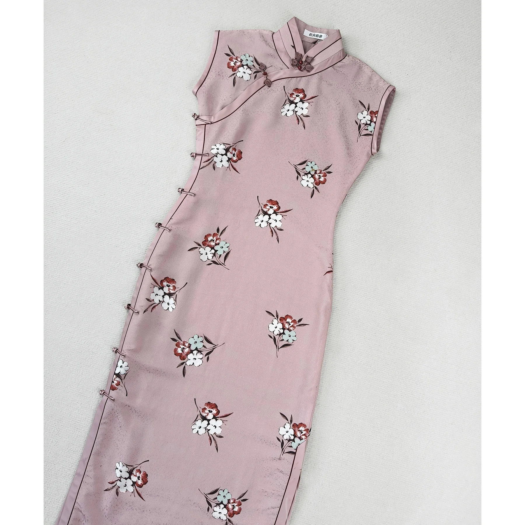 Длинное платье-ципао с цветочным принтом, удобное, дышащее, двухслойное, в старинном стиле, с цветочным узором, для повседневной носки, с коротким рукавом
Длинное платье-ципао с цветочным принтом, удобное, дышащее, двухслойное, в старинном стиле, с цветочным узором, для повседневной носки, с коротким рукавом