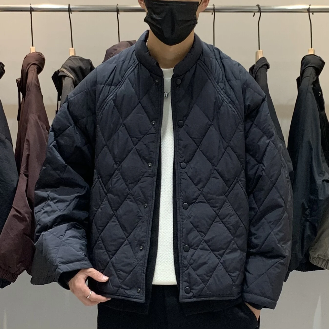 Мужская зимняя стеганая куртка-пуховик с воротником-стойкой, теплая, модная, в японском стиле, из прочного полиэфирного волокна, с длинными рукавами
Мужская зимняя стеганая куртка-пуховик с воротником-стойкой, теплая, модная, в японском стиле, из прочного полиэфирного волокна, с длинными рукавами