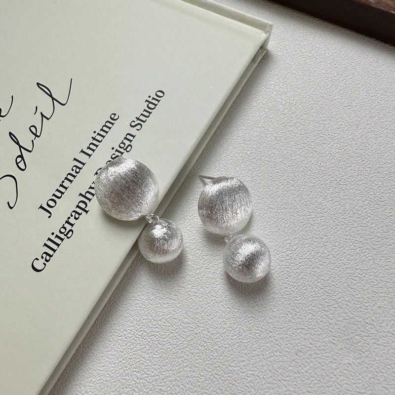 Серьги из стерлингового серебра S925, корейские матовые модные свадебные украшения с большим дизайном шарика
Серьги из стерлингового серебра S925, корейские матовые модные свадебные украшения с большим дизайном шарика