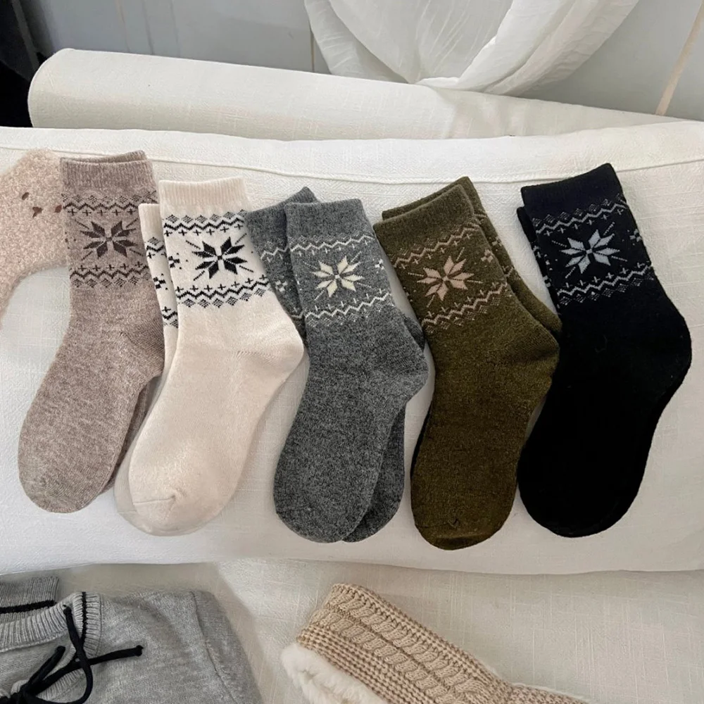 2 Pairs Vintage Harajuku Women's Woolen Socks Warm Thickened Cotton Blend Fashionable Retro Style Geometric Patterns
2 Pairs Vintage Harajuku Women's Woolen Socks Warm Thickened Cotton Blend Fashionable Retro Style Geometric Patterns