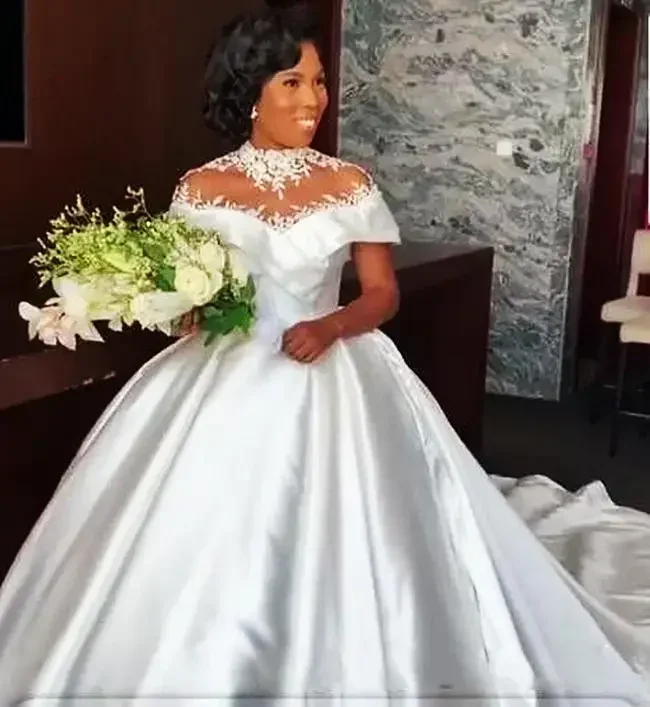 Customized High Neck Ball Gown Wedding Dresses Short Sleeve Illusion Long Satin Bridal Dress Court Train Custom Made African Bri
Customized High Neck Ball Gown Wedding Dresses Short Sleeve Illusion Long Satin Bridal Dress Court Train Custom Made African Bri