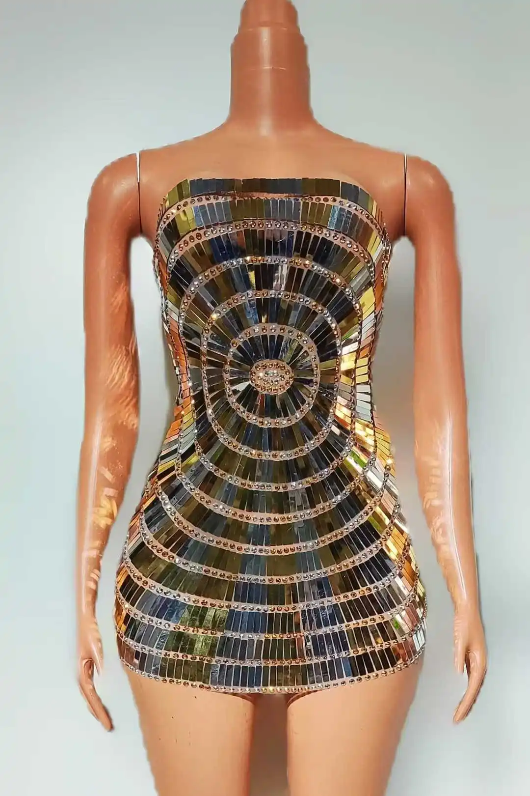 Sparkle Homecoming Celebrate Las Vegas Show Women Eye-catching 2025 Sequined Short Dresses Backless Sexy Drag Queen Outfits
Sparkle Homecoming Celebrate Las Vegas Show Women Eye-catching 2025 Sequined Short Dresses Backless Sexy Drag Queen Outfits