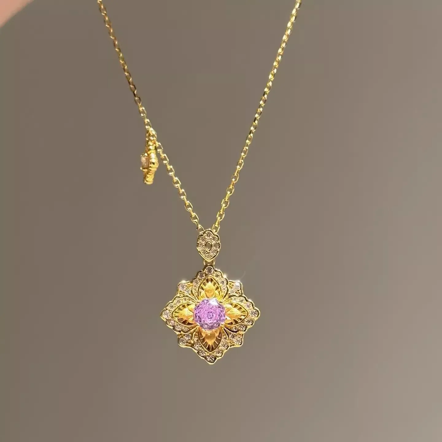 Classic Sparkling purple gemstone Flower Pendant Necklace High Luxury inlay Diamonds Clavicle Chain Wedding Jewelry Gift
Classic Sparkling purple gemstone Flower Pendant Necklace High Luxury inlay Diamonds Clavicle Chain Wedding Jewelry Gift