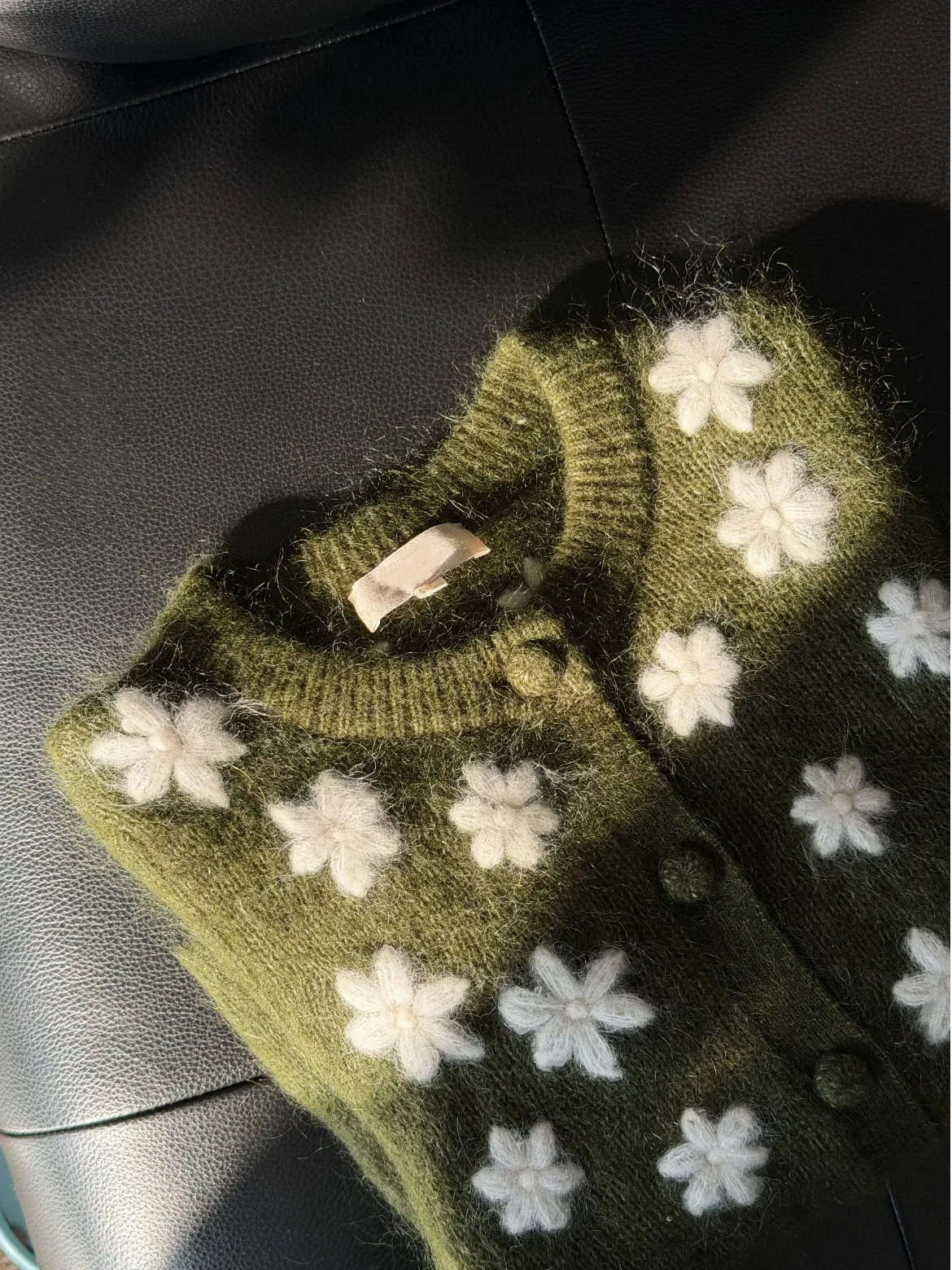 Soft Woolen Knitted round Neck Sweater with 3D Flower Design for Women HEIDD SE2025 Autumn Winter Green Color Fashion Ladies ...
Soft Woolen Knitted round Neck Sweater with 3D Flower Design for Women HEIDD SE2025 Autumn Winter Green Color Fashion Ladies ...