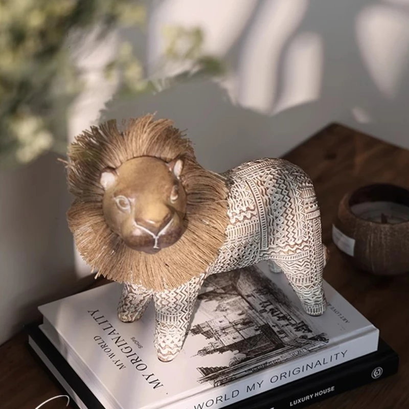 Скандинавские миниатюрные фигурки льва, художественная прикроватная тумбочка для спальни, фигурка, креативные украшения для гостиной, подарок на день Святого Валентина
Скандинавские миниатюрные фигурки льва, художественная прикроватная тумбочка для спальни, фигурка, креативные украшения для гостиной, подарок на день Святого Валентина