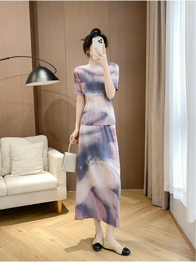Повседневный темпераментный женский костюм с юбкой Miyake, новинка лета 2024, плиссированная футболка с короткими рукавами и принтом, юбка с лямкой на шее и высокой талией
Повседневный темпераментный женский костюм с юбкой Miyake, новинка лета 2024, плиссированная футболка с короткими рукавами и принтом, юбка с лямкой на шее и высокой талией