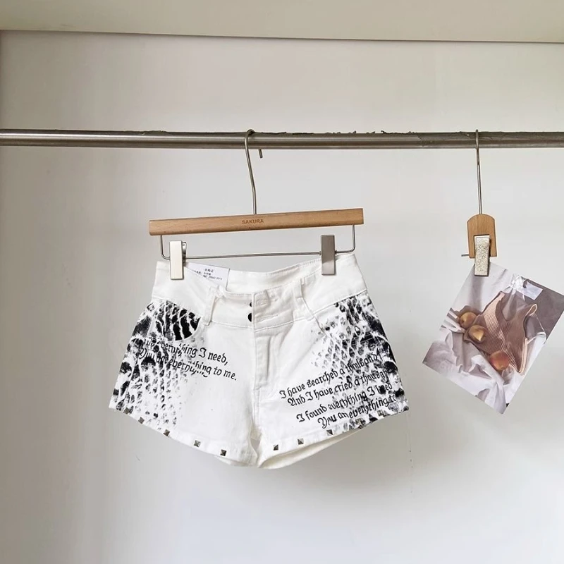 Printed Letter Hip White Jeans Shorts Women 2025 New Korean A-word Wide-leg Pants Y2k Denim Booty Shorts
Printed Letter Hip White Jeans Shorts Women 2025 New Korean A-word Wide-leg Pants Y2k Denim Booty Shorts