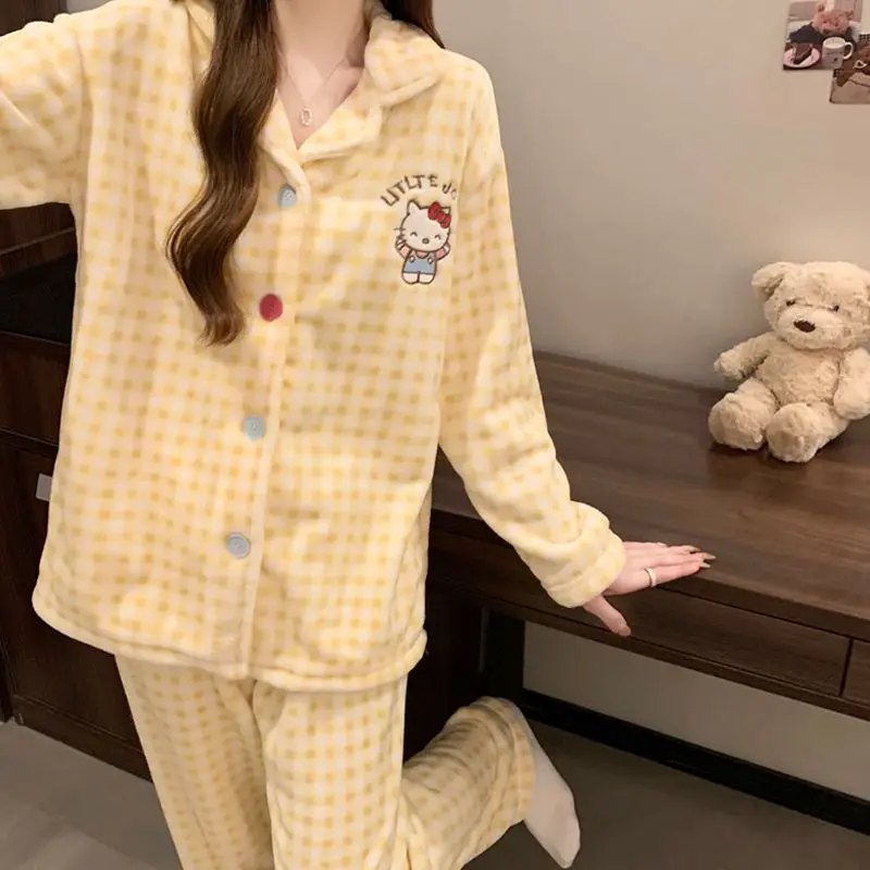 Sanrio Hello Kitty, зимние женские пижамы, женские фланелевые теплые повседневные домашние костюмы с героями мультфильмов, кавайный милый мягкий комплект пижамы, подарок для девочки
Sanrio Hello Kitty, зимние женские пижамы, женские фланелевые теплые повседневные домашние костюмы с героями мультфильмов, кавайный милый мягкий комплект пижамы, подарок для девочки