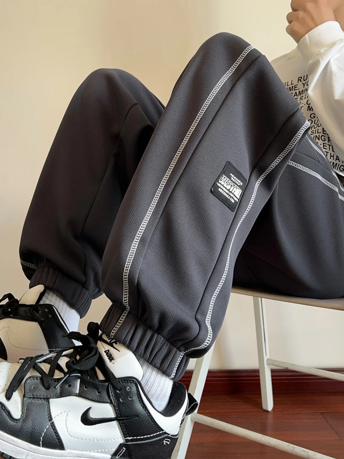 Американские баскетбольные брюки для мужчин: повседневные, с защипами на талии, уличный стиль, свободные, прямые, удобные, спортивные, длинные штаны
Американские баскетбольные брюки для мужчин: повседневные, с защипами на талии, уличный стиль, свободные, прямые, удобные, спортивные, длинные штаны