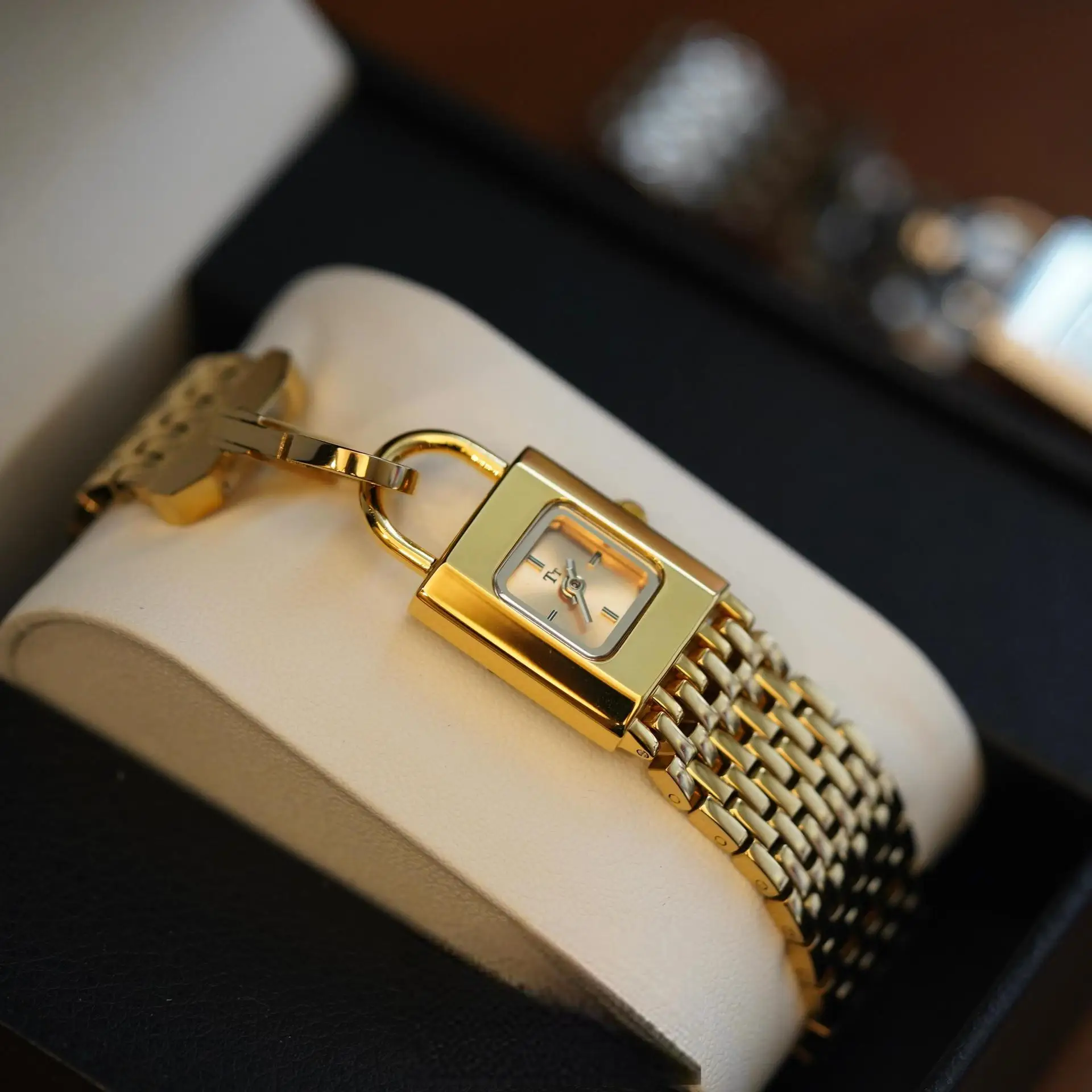 Retro-style women's watch, unique design, steel strap, quartz watch, high-end selection, trendy women's watch.
Retro-style women's watch, unique design, steel strap, quartz watch, high-end selection, trendy women's watch.