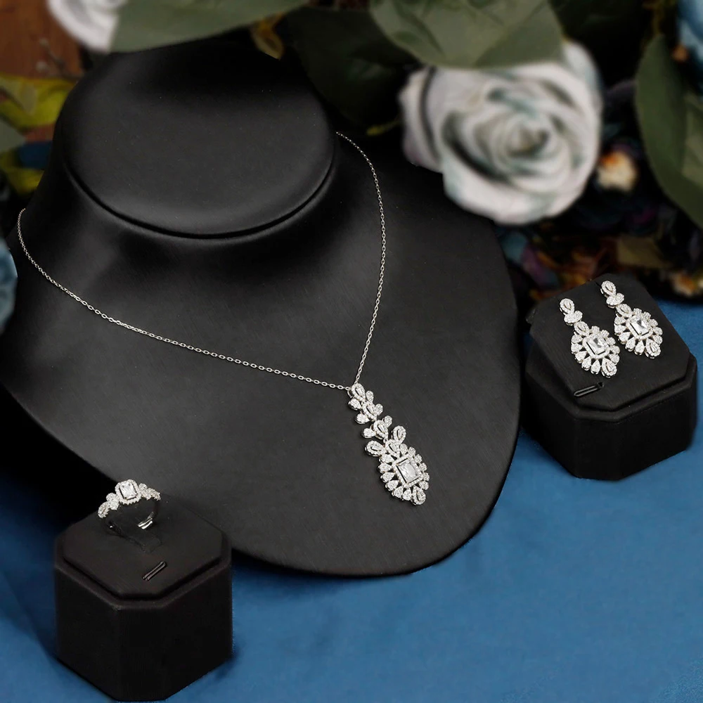 Комплект из колье и серёг, с фианитом
Комплект из колье и серёг, с фианитом