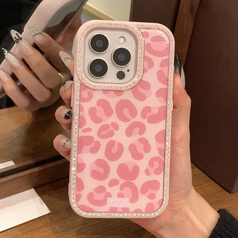 Stylish Cool Girl Pink Leopard Print Diamond Edge Phone Case For iPhone 16 Pro Max 15 13 14 Glitter Silicone Back Cover
Stylish Cool Girl Pink Leopard Print Diamond Edge Phone Case For iPhone 16 Pro Max 15 13 14 Glitter Silicone Back Cover