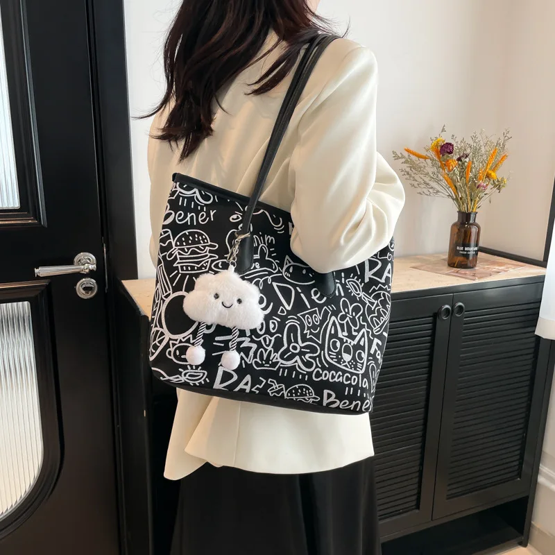 Fashion and Versatile Casual Single Shoulder Handbag with Pendant, Large Capacity Printed Tote Bag, College Style Women's Bags
Fashion and Versatile Casual Single Shoulder Handbag with Pendant, Large Capacity Printed Tote Bag, College Style Women's Bags