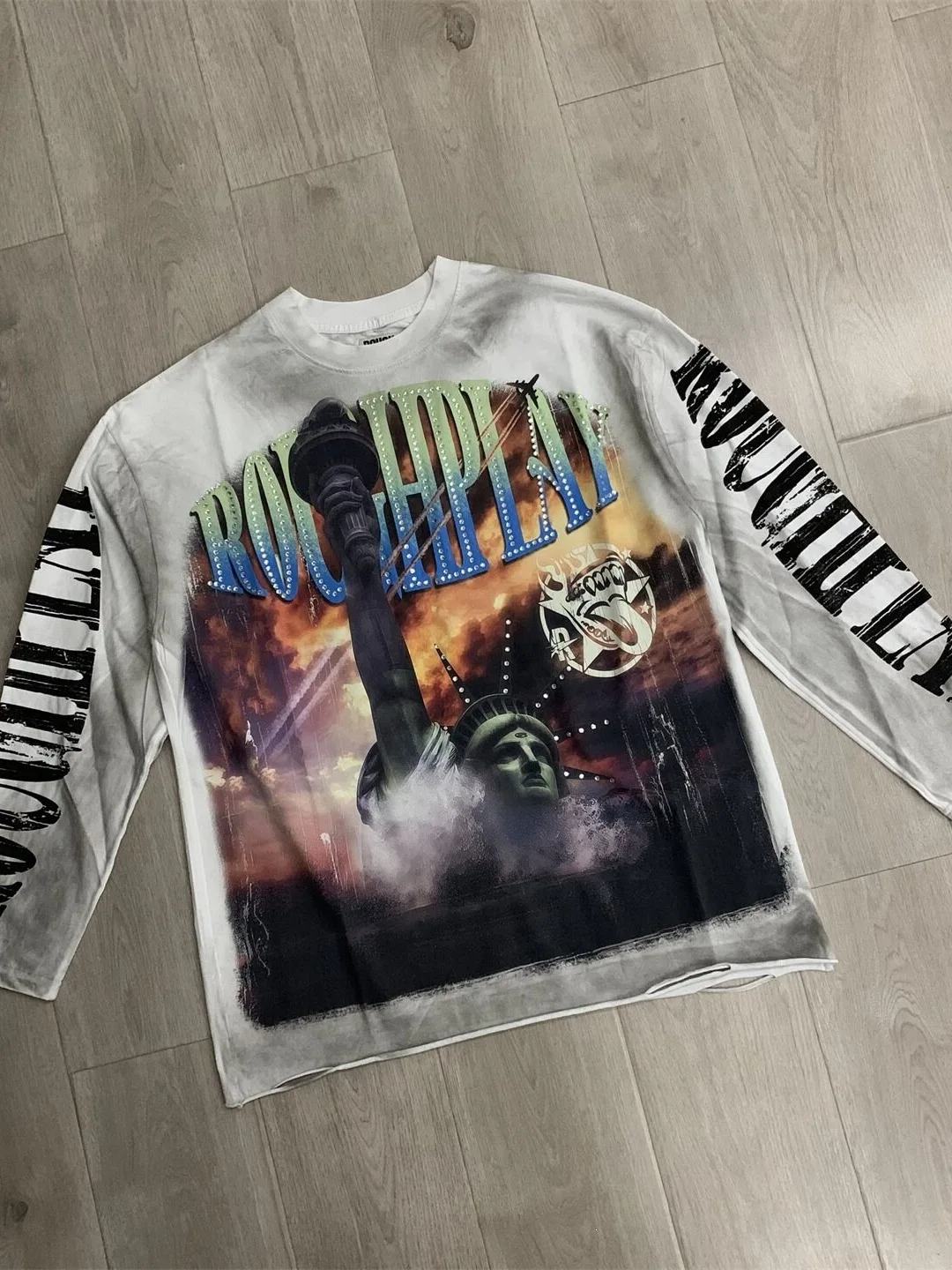 Roughplay Retro American Long Sleeve T-Shirt Loose Fit Crew Neck Unisex Vintage Print Cotton Top Street Style Spring Summer
Roughplay Retro American Long Sleeve T-Shirt Loose Fit Crew Neck Unisex Vintage Print Cotton Top Street Style Spring Summer