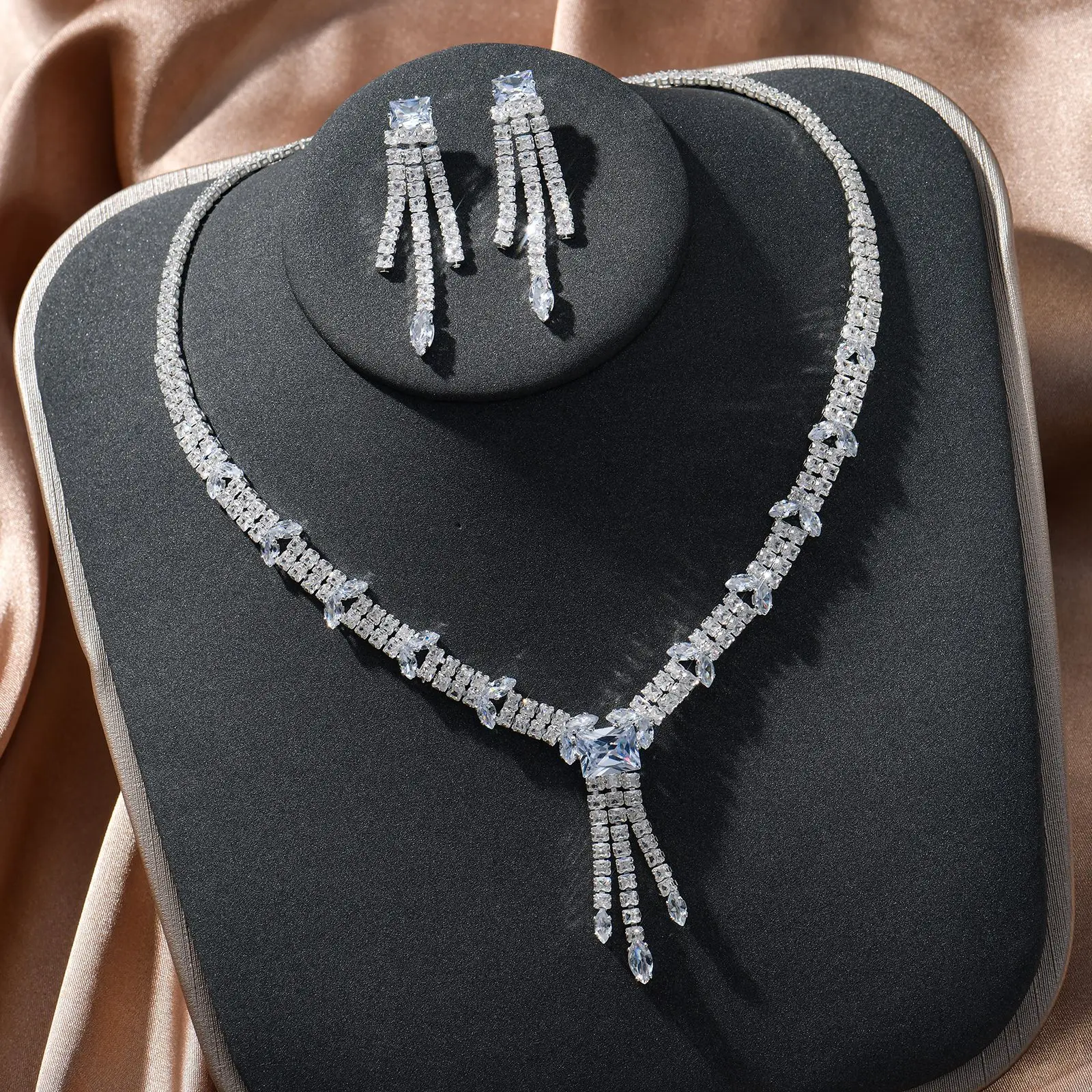 Crystal Necklace And Earring Set For Women Luxury Bridal Jewelry Sets Wedding Party Prom Necklace Sets Girlfriend Birthday Gifts 
Crystal Necklace And Earring Set For Women Luxury Bridal Jewelry Sets Wedding Party Prom Necklace Sets Girlfriend Birthday Gifts