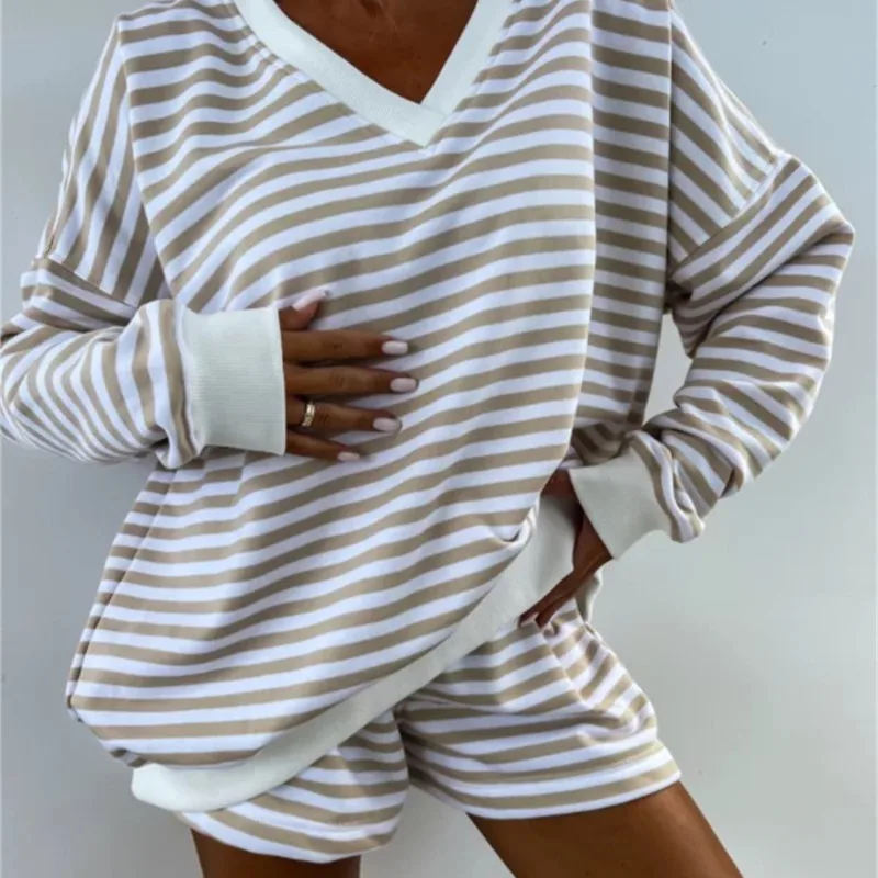2025 Fall/Winter Trendy Striped Two-Piece Set V-Neck Loose Top with Breathable Athletic Shorts for Women's Casual Sporty Outfits
2025 Fall/Winter Trendy Striped Two-Piece Set V-Neck Loose Top with Breathable Athletic Shorts for Women's Casual Sporty Outfits