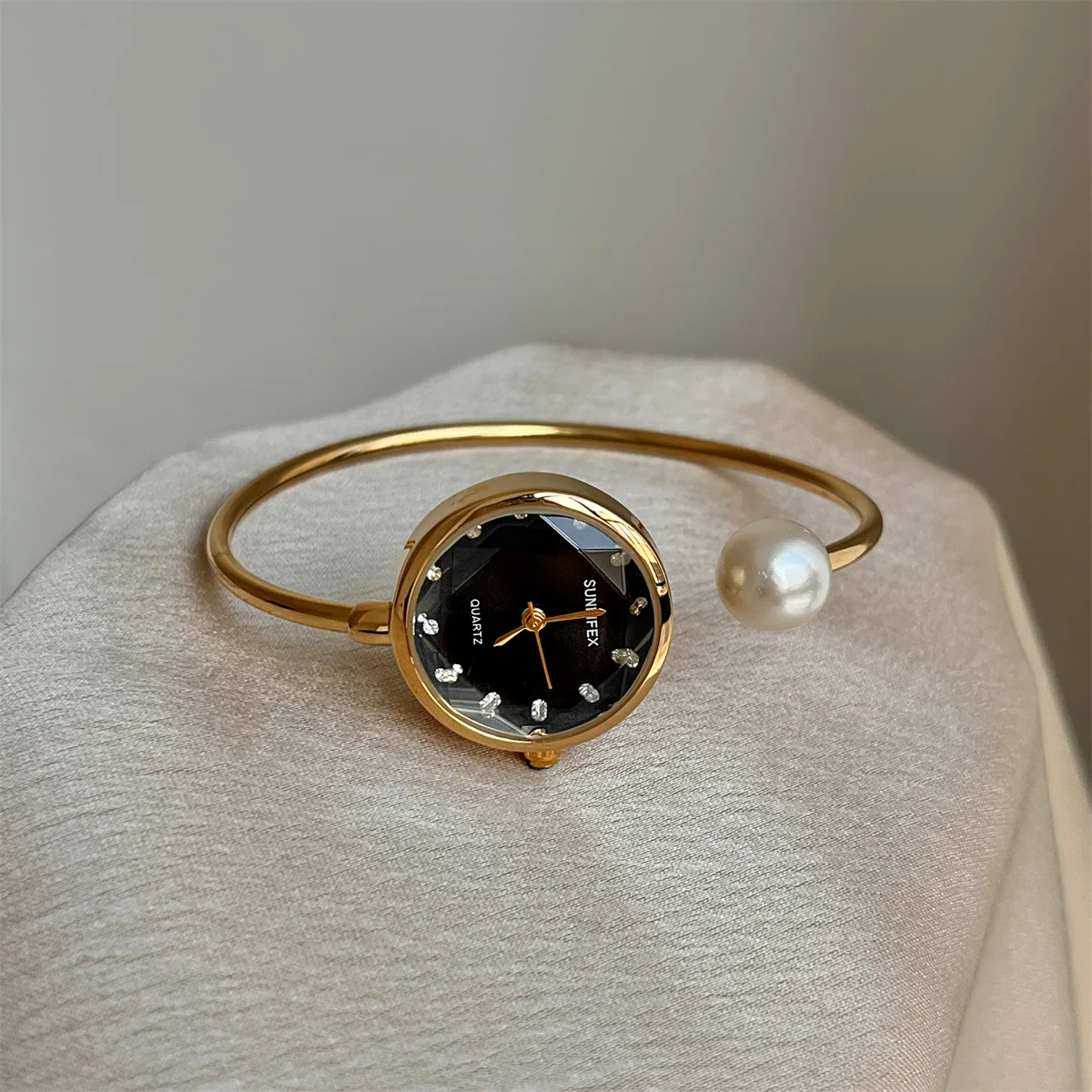 SUNLIFEX New Bracelet Open Design Pearl Analog Quartz Watch Fashionable Round Dial Watches For Ladies Clock Women Wristwatch
SUNLIFEX New Bracelet Open Design Pearl Analog Quartz Watch Fashionable Round Dial Watches For Ladies Clock Women Wristwatch