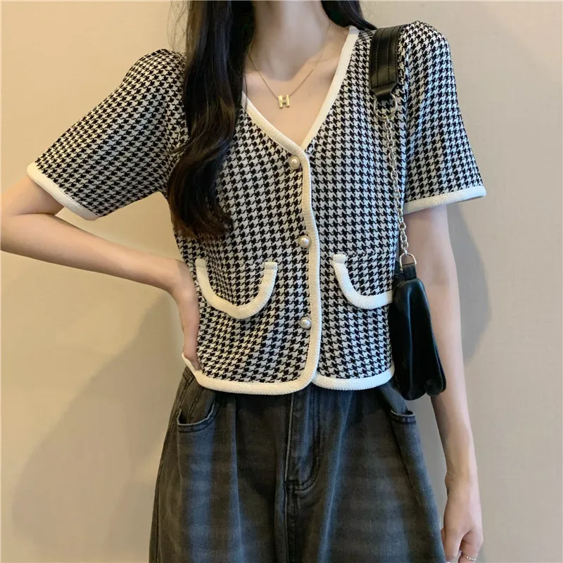 2023 New Houndstooth Sweater Tops Summer V-Neck Loose Short Sleeve Women's Korean Single Breasted Knitwear Cardigan Tee Coat
2023 New Houndstooth Sweater Tops Summer V-Neck Loose Short Sleeve Women's Korean Single Breasted Knitwear Cardigan Tee Coat